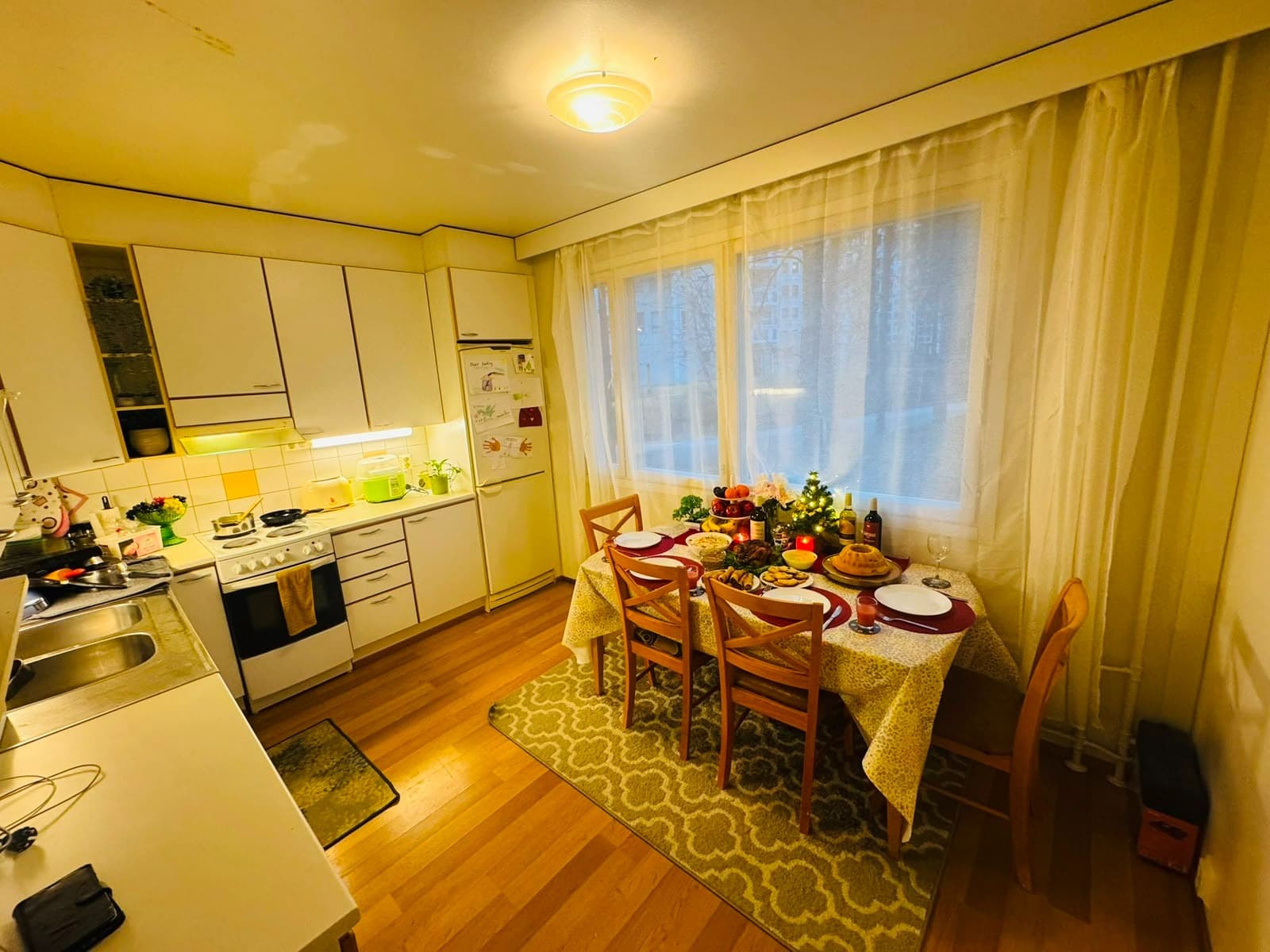 Supplied kitchen photograph.